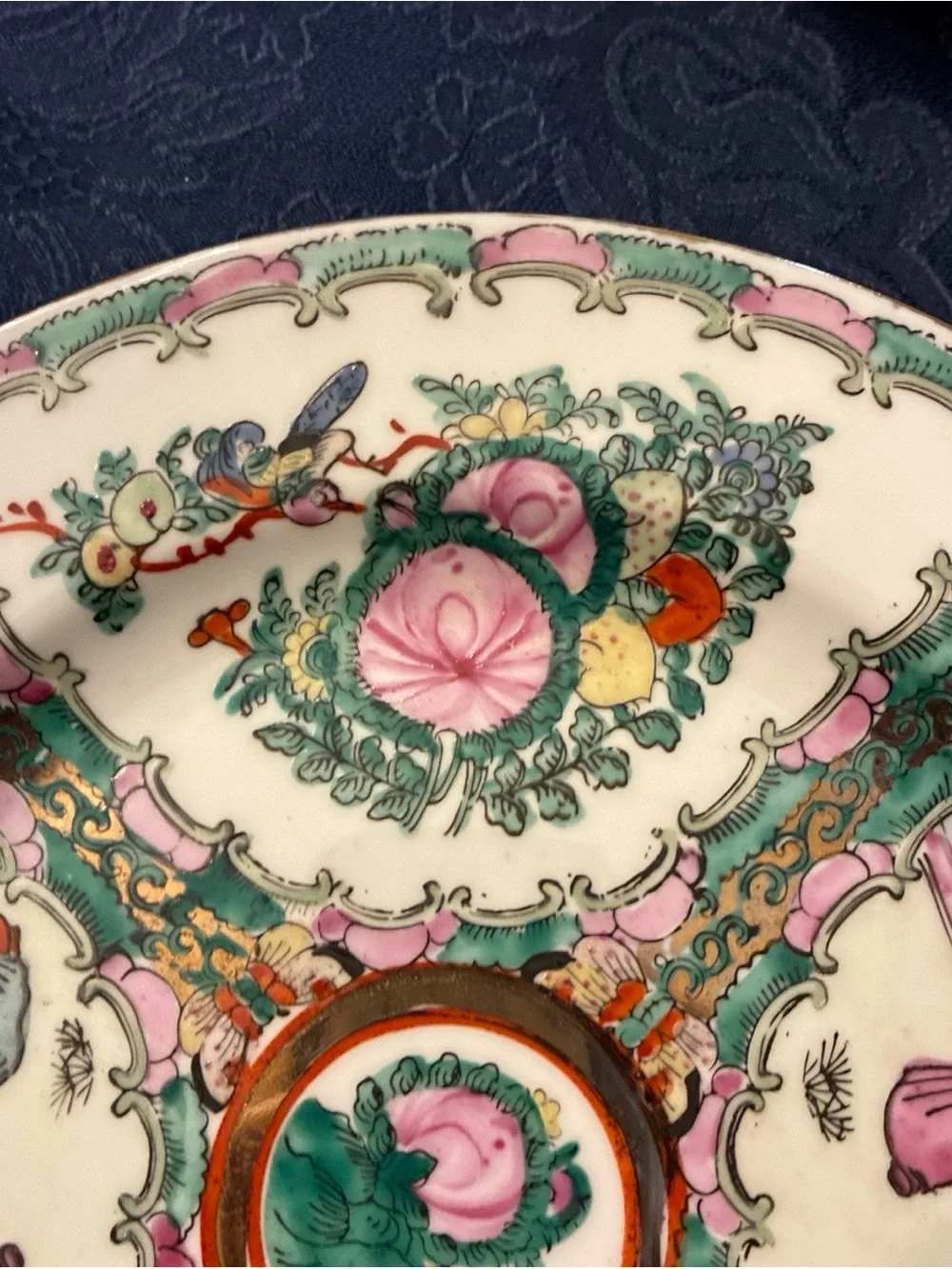 Set of 4 Vintage Rose Medallion Dinner Plates 10.5” Matched Chinese Export
